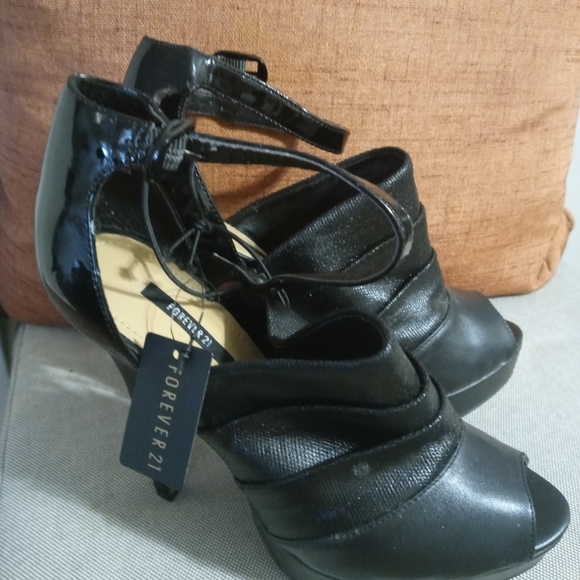 Shoes - Picture 4 of 4